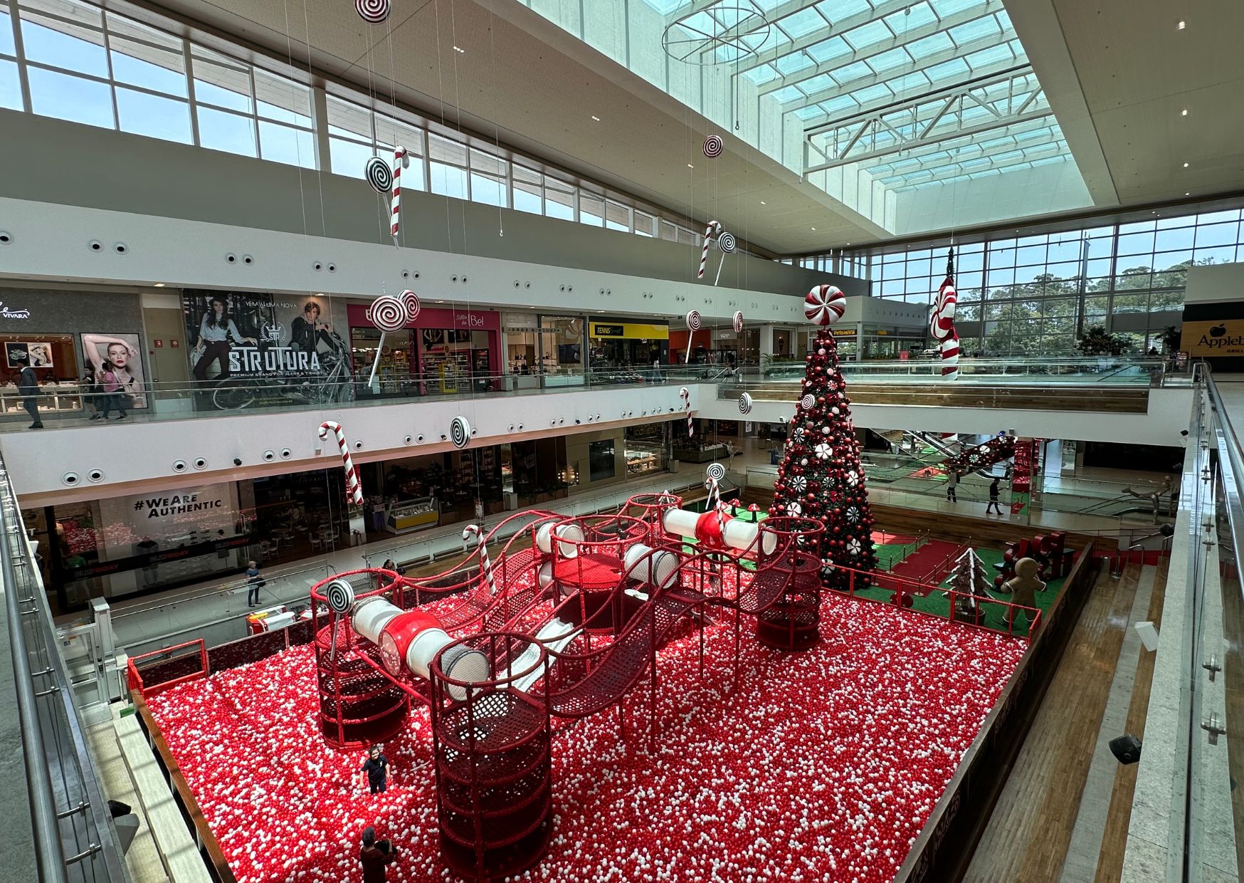 Labirinto De Natal Para Crianças Com Personagens De Papai Noel E