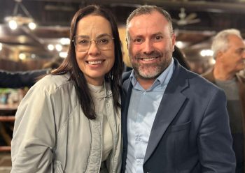 05ago25 guto e juliana Juliana Brizola e Guto Lopes: candidatura dela ao governo do Estado ajuda a encurtar o caminho dele a Assembleia. Foto: Divulgação