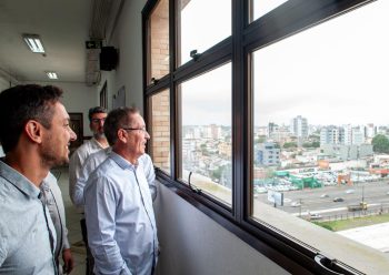 Airton, ao lado do vice eleito Rodrigo Busato, logo após reunião da equipe de transição na Unversidade La Salle. Foto: Reprodução Redes Sociais