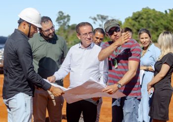 Prefeito Airton de Souza visitou as obras do dique na primeira semana de março. Foto: Vinícius Medeiros/PMC