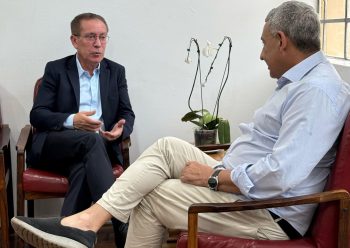 Airton com Sebastião Melo: encontro na prefeitura inicia movimento pela Saúde Pública metropolitana. Foto: Divulgação/PMC