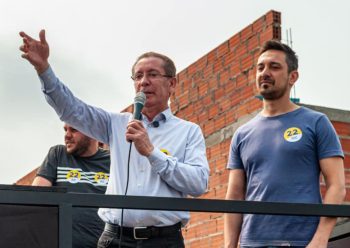 Aiton Souza e Rodrigo Busato, seu vice, em atividade de campanha: candidatos tiveram vitória na Justiça contra postagem de adversária. Foto: Redes Sociais