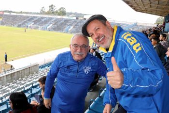 Stédile domingo no jogo do Cruzeiro de Cachoeirinha, ao lado do presidente Gerson Finkler, na Arena Dirceu de Castro