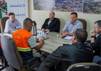 Prefeito Rodrigo Battistella reuniu secretários para discutir decreto de situação de emergência na cidade. Foto: Marcelo Possamai/PMNSR
