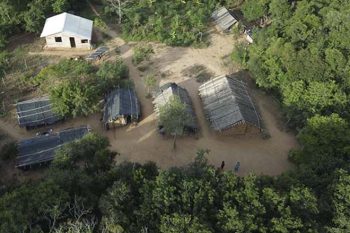 COMUNIDADE INDÍGENA GUARANI NO MATO DO JULIO Imagem do documentário Retomando Raízes, sobre indígenas do Mato do Julio