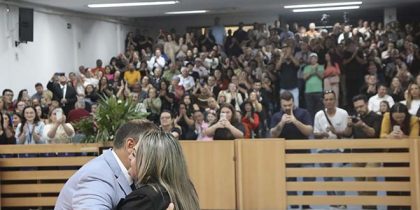 Jussara e Mano se abraçam após a leitura do termo de posse, na Câmara