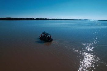 Trabalho exige barcos menores, que consigam navegar em locais estreitos e rasos