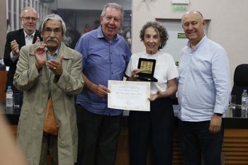 Ex-prefeita, com Olívio, Raul e Pepe, recebeu a medalha da 56ª Legislatura da Assembleia Legislativa / Fotos: Jonas Tiago Silveira