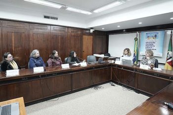 Sem Título-1 Deputada de Gravataí recebeu representantes da Escola Municipal Professor Adriano Ortiz Corrêa na Comissão de Educação da Assembleia Legislativa, que preside