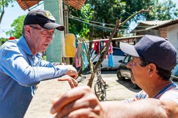 Airton em campanha na rua, mas não quer ir aos debates com Jairo Jorge. Foto: Reprodução Redes Sociais