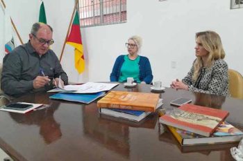 Sem Título-1 Prefeito Luiz Zaffalon assinou aditivo em Porto Alegre