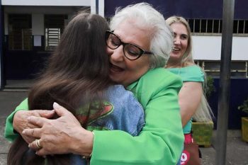 Beth Colombo abraça a neta no dia da eleição do primeiro turno: Republicanos decidiu ir com Airton em 27 de outubro. Foto: Reprodução Redes Sociais