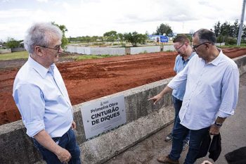 Jairo Jorge no dique do Rio Branco: primeira obra de prevenção às enchentes no RS foi concluída em Canoas. Foto: Divulgação ECom PMC