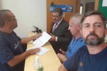 Luz protocola pedido de cassação de Piassarollo,no selfie feito pelo suplente Maurício Albuquerque