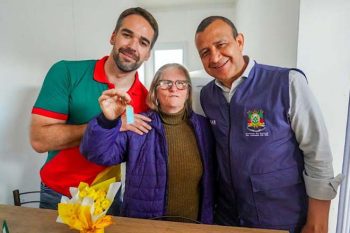 Eduardo Leite com o secretário de Habitação e Regularização Fundiária do Estado, Carlos Gomes, em entrega de posse de moradias