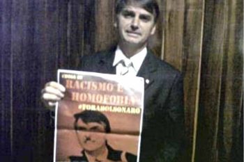 Bolsonaro em 2011 com bigodinho de Hitler: "Ficaria brabo se tivesse brinquinho"