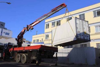 Para lembrar: retirada do container que armazenava corpos no hospital de Gravataí no auge da pandemia da covid-19