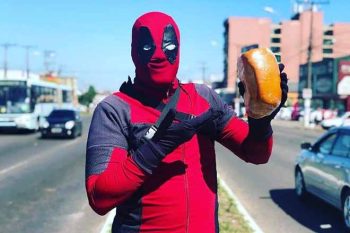Fernando Pacheco com roupa de Deadpool, quando vendia pão nas ruas, em imagem que ilustra seu perfil em rede social