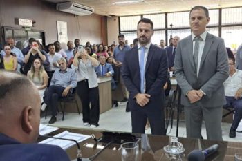 Rafael Bortoletti (E) e Maninho Fauri prestaram juramento diante do novo presidente da Câmara, Rodrigo Pox, e foram empossados como novos prefeito e vice-prefeito de Viamão pelos próximos quatro anos. Fotos: Silvestre Silva Santos