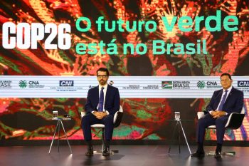 O ministro do Meio Ambiente, Joaquim Leite, e o vice-presidente da República, Hamilton Mourão, no estande do governo federal na COP26