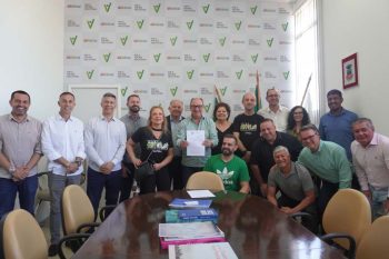 Prefeito fez anúncio em ato com participação da ex-presidente dos municipários, Neuza Vicentini