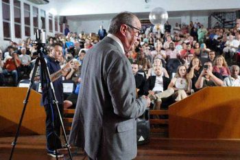 Com falta de energia elétrica, Zaffa desceu da tribuna e encerrou o discurso em frente ao público | Fotos Tiago Cechinel