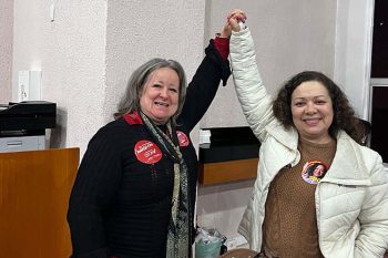 Vitalina (D) cm Adelaide, após a divulgação do resultado da eleição