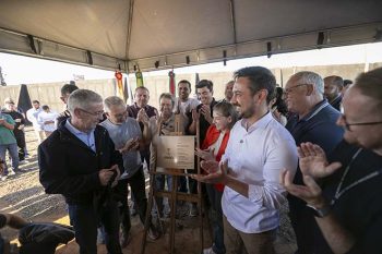 Prefeito Airton Souza e vice Rodrigo Busato inauguram Muro da Cassol, primeira obra de reconstrução, ao estilo dique, concluída no RS