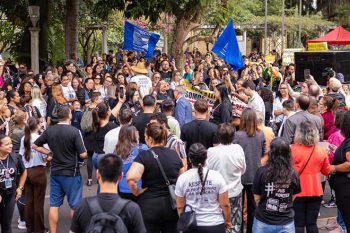 Prefeito em meio aos grevistas antes de reunião na Prefeitura, na semana passada