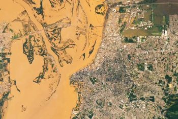 Imagem de satélite da Nasa mostra Porto Alegre inundada no dia 9