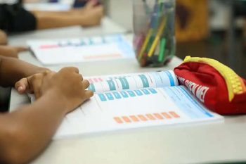 alunos professores sala de aula educação