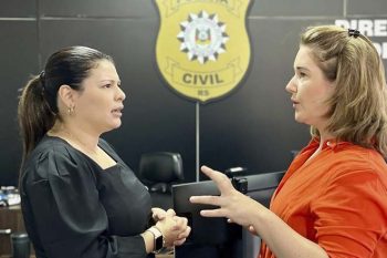 Anna Beatrriz (D) em agenda com forças da segurança pública