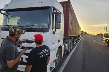 Vereador Bombeiro, à esquerda, recebe carreta de mantimentos enviada pela Prefeitura de Camboriú