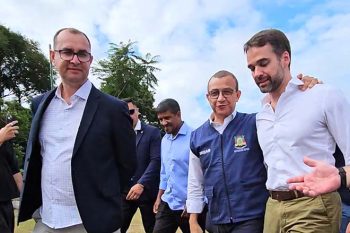 Bombeiro (à esquerda) acompanhou Carlos Gomes na recepção a Leite, na descida do helicóptero na Prefeitura de Gravataí