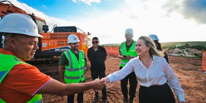 Patrícia Alba no início das obras da escola do Breno Garcia