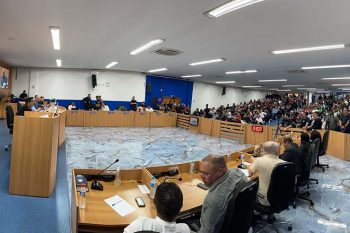 Por 13 a 4, vereadores aprovaram admissibilidade do impeachment / Fotos: André Boeira