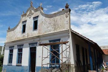 Casa canônica foi construída em 1917 e mantém santos e anjos na fachada