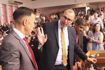 Presidente Clebes (E) e vice Bombeiro Batista (D) aprovaram advertência a Vitalina (ao fundo) / Foto: ARQUIVO