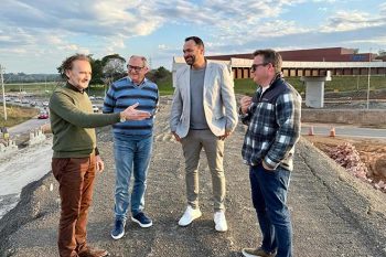 Zaffa com Costella, Dimas e Davi, em junho de 2025, vistoriando as obras do complexo viário da ERS-118 — obra entregue em dezembro daquele ano
