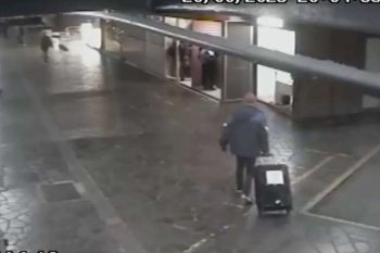 Imagens registraram a movimentação do suspeito na rodoviária de Porto Alegre. Nas imagens é possível ver ele arrastando uma mala / Imagens: Polícia Civil