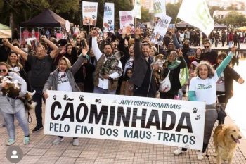 Cris Moraes promoveu uma 'cãominhada' em Porto Alegre, no dia 17 de julho: atos para simbolizar a pré-campanha de um protetor 'raiz'. Foto: Divulgação