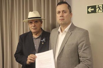 Cristian e Delegado, no Hotel Alano, mostram a documentação original do pedido de impeachment de Jussara