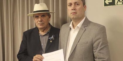 Cristian e Delegado, no Hotel Alano, mostram a documentação original do pedido de impeachment de Jussara