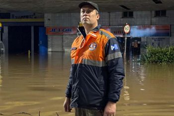 Cristian, na enchente de maio, em Cachoeirinha