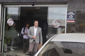 Cristian, ao lado do vice, fez pronunciamento hoje no Hotel Alano