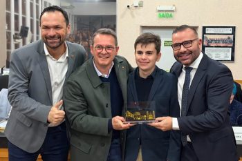 Davi com o filho, Ávila e Dimas, recebendo na Câmara o título de cidadão