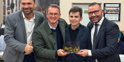 Davi com o filho, Ávila e Dimas, recebendo na Câmara o título de cidadão