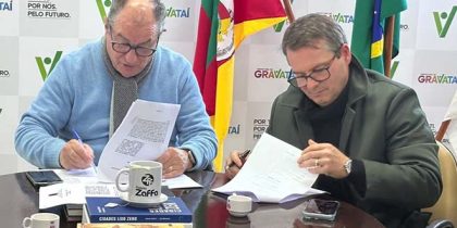 Zaffa e Davi, assinando convênios de R$ 20 milhões para Gravataí