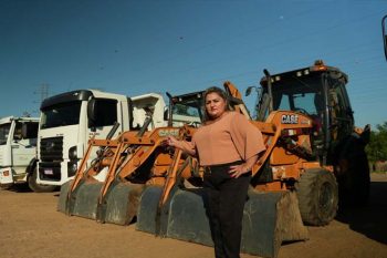 Prefeita interina Jussara Caçapava mostra maquinário extra
