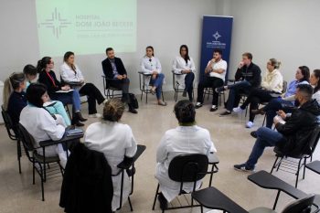Reunião semanal da equipe multidisciplinar de combate ao AVC do Hospital Dom João Becker